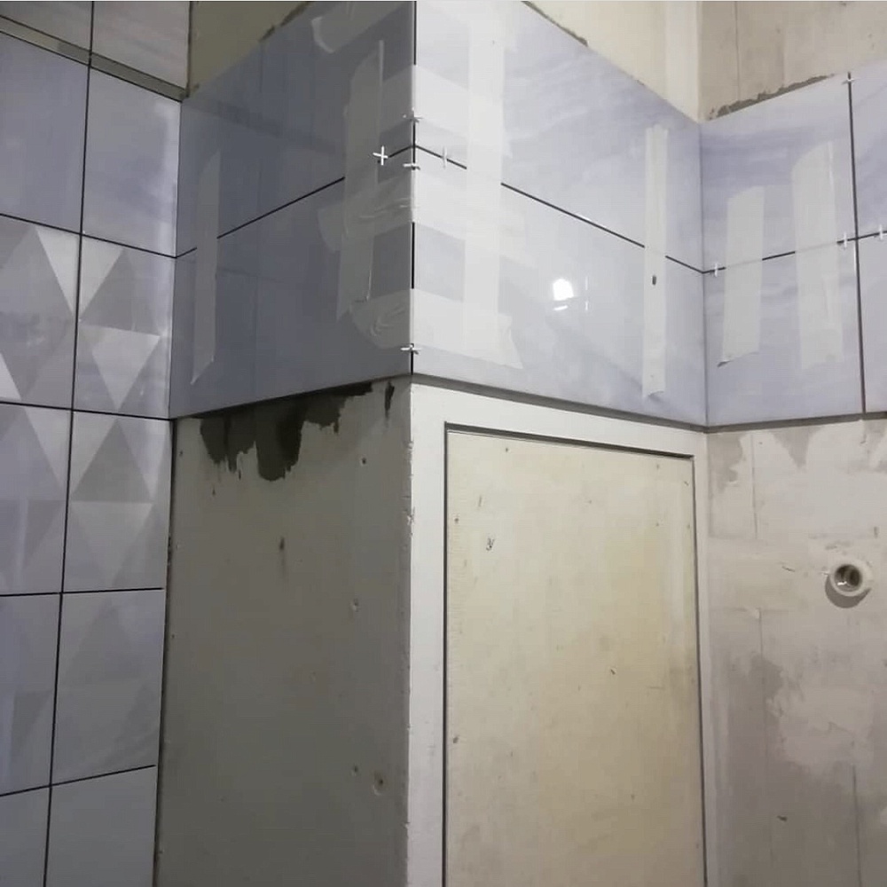 Ревизионный люк невидимка Евроформат ЕТР 50-60 в интерьере