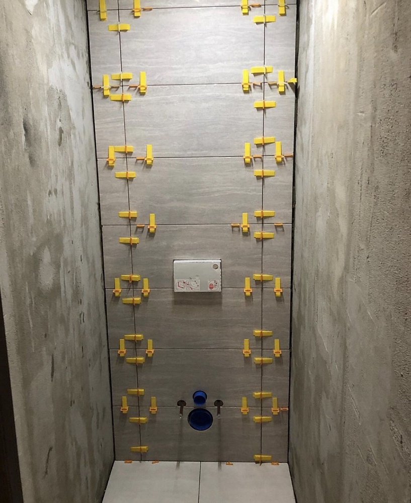 Евроформат ЕТР 60-60 в туалете над инсталляцией