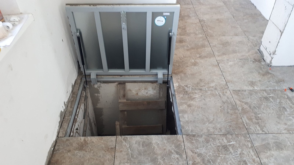 Люк в подвал под плитку фото в интерьере