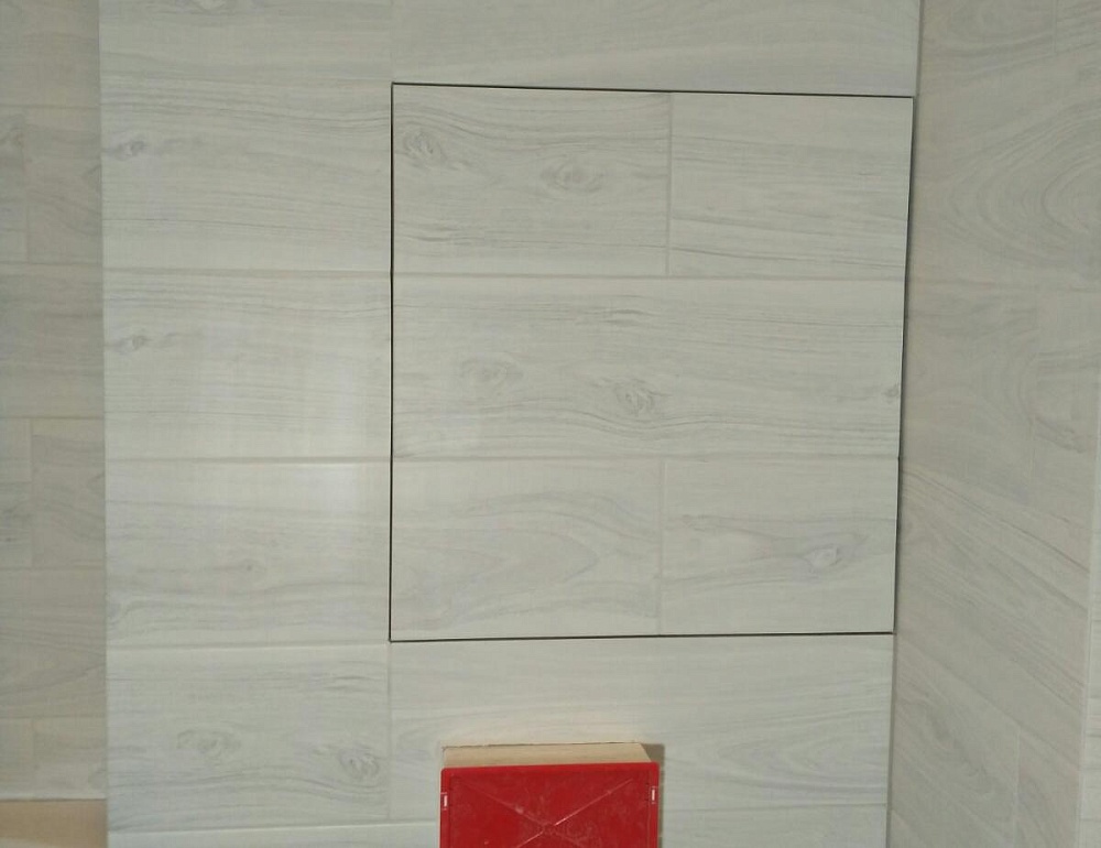 Ревизионный люк невидимка ЭКОЛЮК 3d 60-60 в интерьере