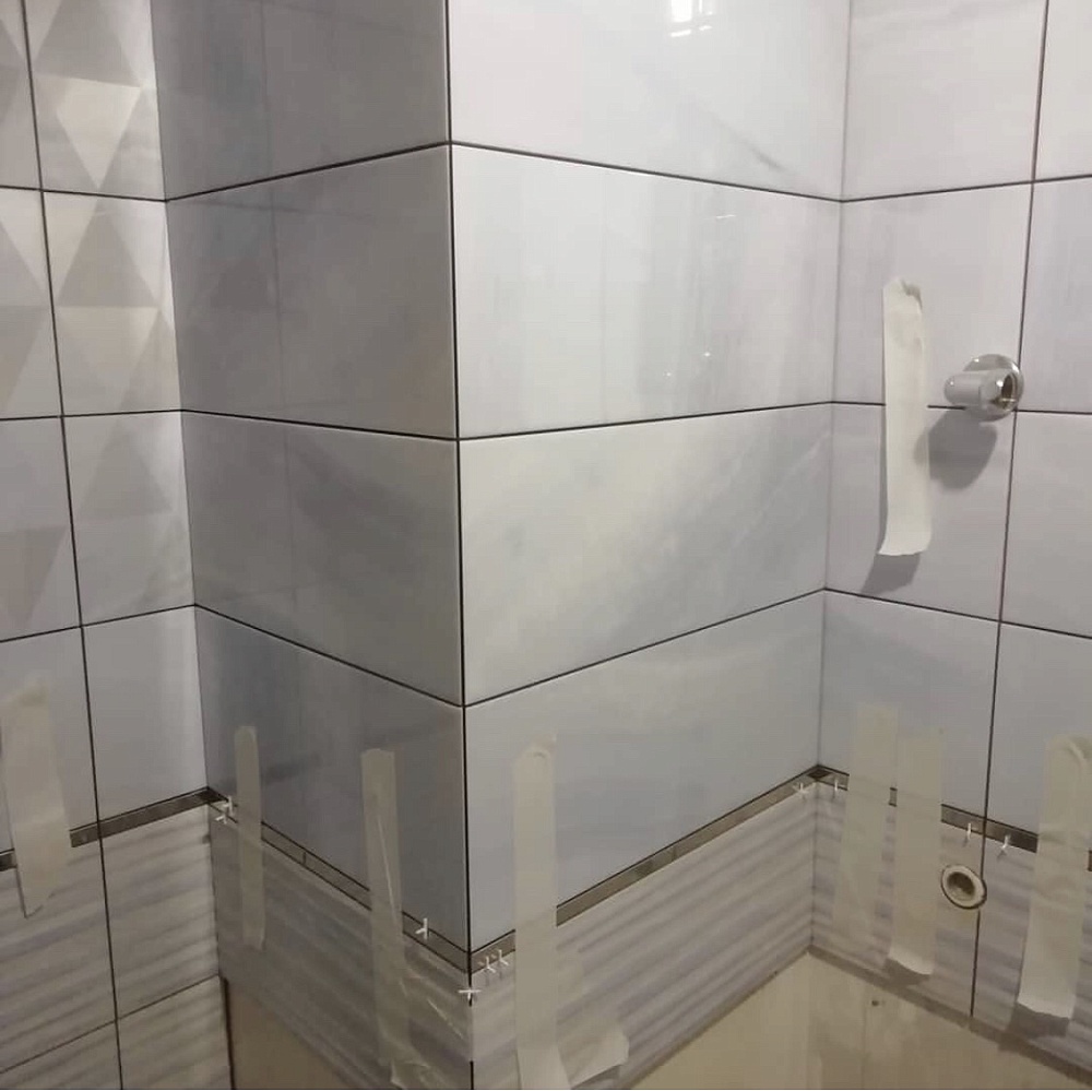 Ревизионный люк невидимка Евроформат ЕТР 50-60 в интерьере