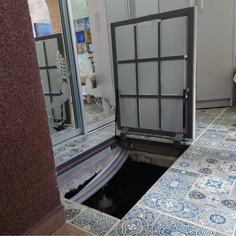 Люк напольный под плитку